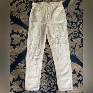 American Eagle - Distressed white mom jean - size 6 long
